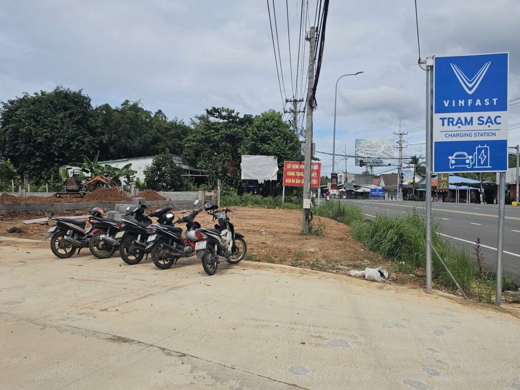 Biển báo trạm sạc VinFast ven đường gần khu đất xây showroom tại Phú Quốc