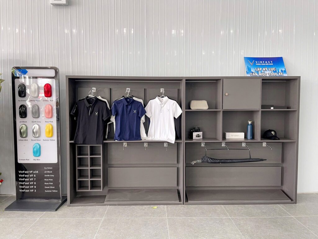 Khu trưng bày phụ kiện và quà tặng thương hiệu VinFast tại showroom