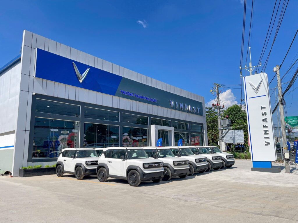 Mặt tiền showroom VinFast Trương Thành Phú Quốc với dãy xe điện nhỏ gọn trưng bày phía trước