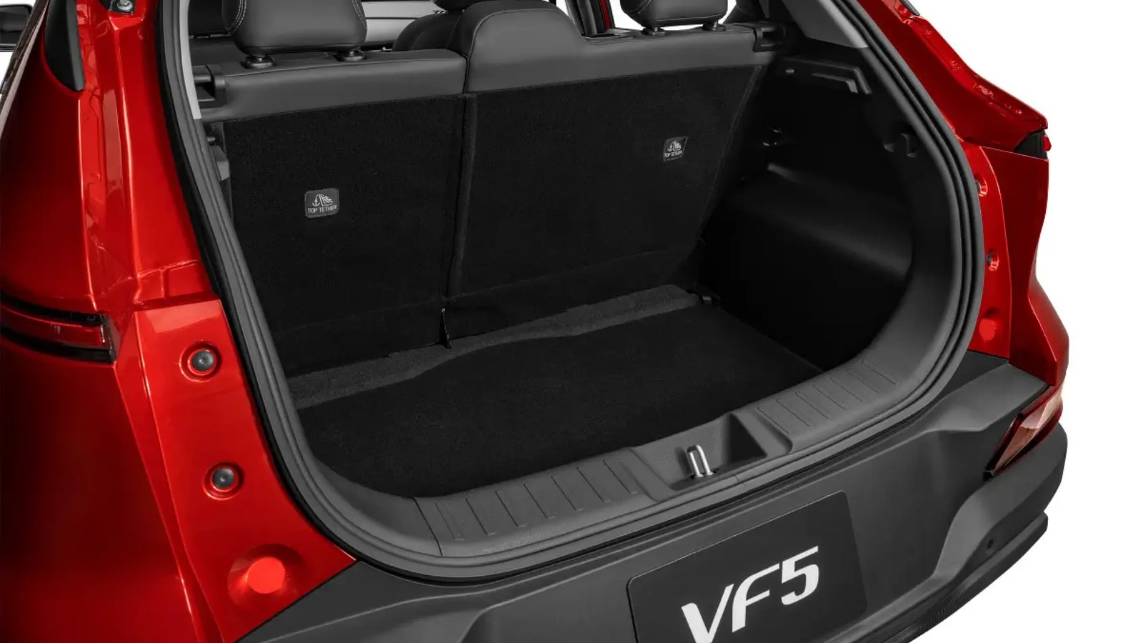 Khoang hành lý VinFast VF5 với móc cố định ghế trẻ em Top Tether