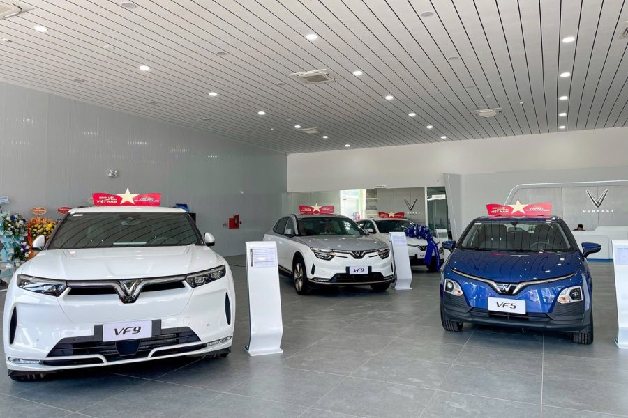 Các mẫu xe điện VF 9, VF 8 và VF 5 trưng bày trong showroom VinFast Phú Quốc