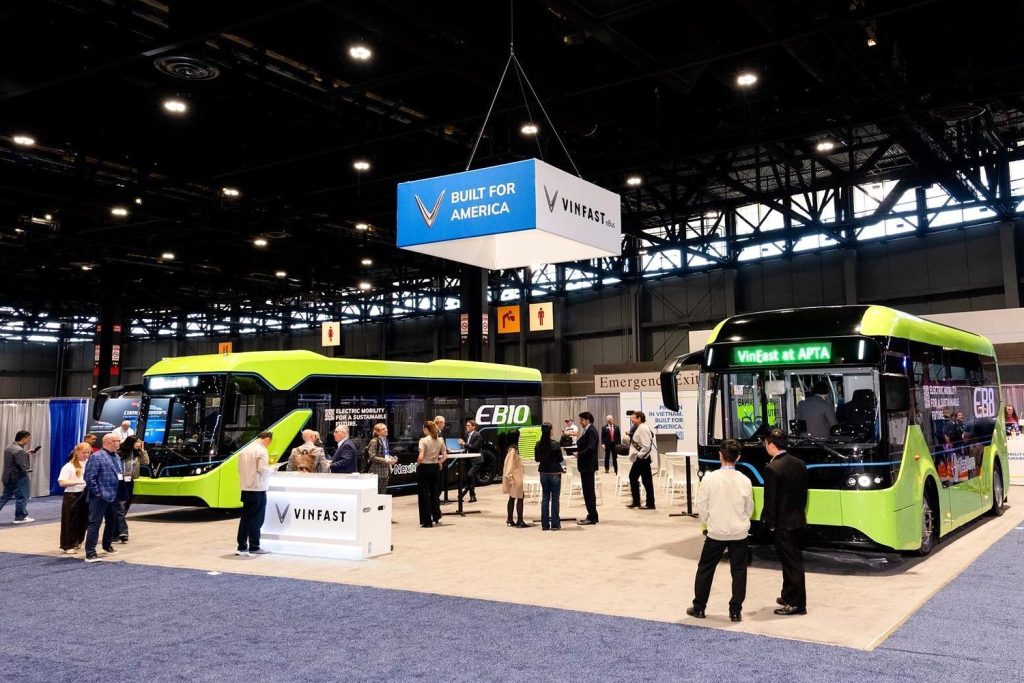 Hai xe buýt điện VinFast trưng bày tại gian hàng ở triển lãm Chicago