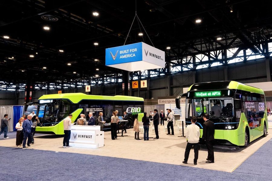 Hai xe buýt điện VinFast trưng bày tại gian hàng ở triển lãm Chicago